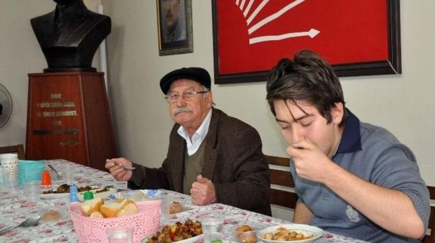 Chp’li Kadınlardan Öğrencilere Ücretsiz Öğle Yemeği