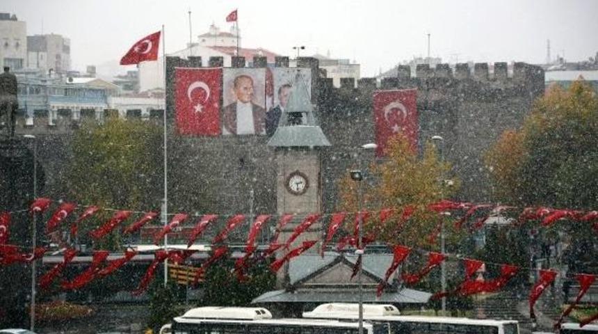 Kayseri Kent Merkezine Mevsimin Ilk Karı Yağdı