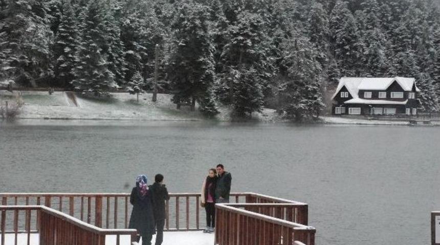 Beyaz Gelinliğini Giyen G&ouml;lc&uuml;k B&uuml;y&uuml;ledi