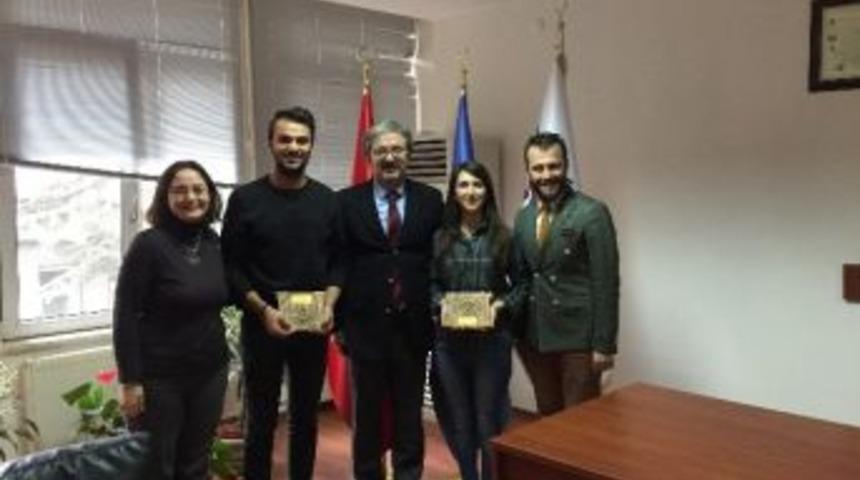 Anadolu &Uuml;niversitesi Hukuk Fak&uuml;ltesi Tiyatro Topluluğu Sui Generis&rsquo;e 2 &Ouml;d&uuml;l