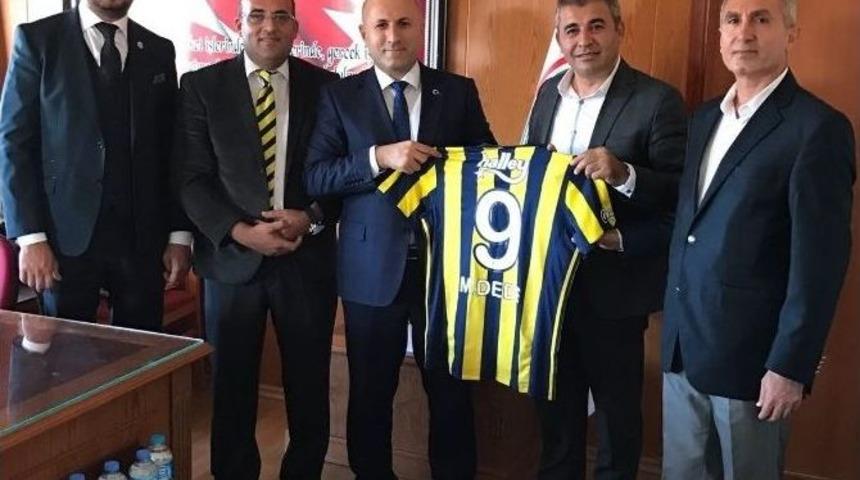 Didimli Fenerbah&ccedil;eliler Kaymakam Ve Başsavcıya Forma Hediye Etti