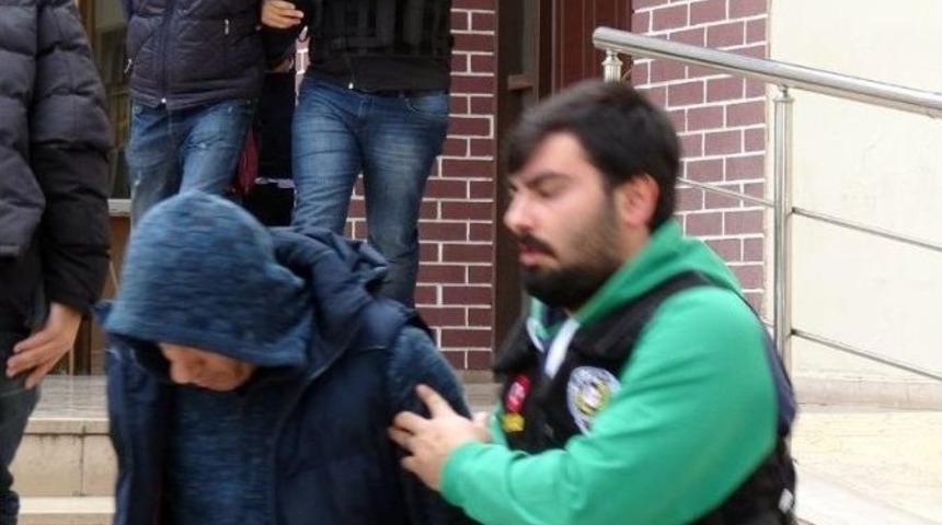 Polisin Baskın Yaptığı Eve Uyuşturucu Getirince G&ouml;zaltına Alındı