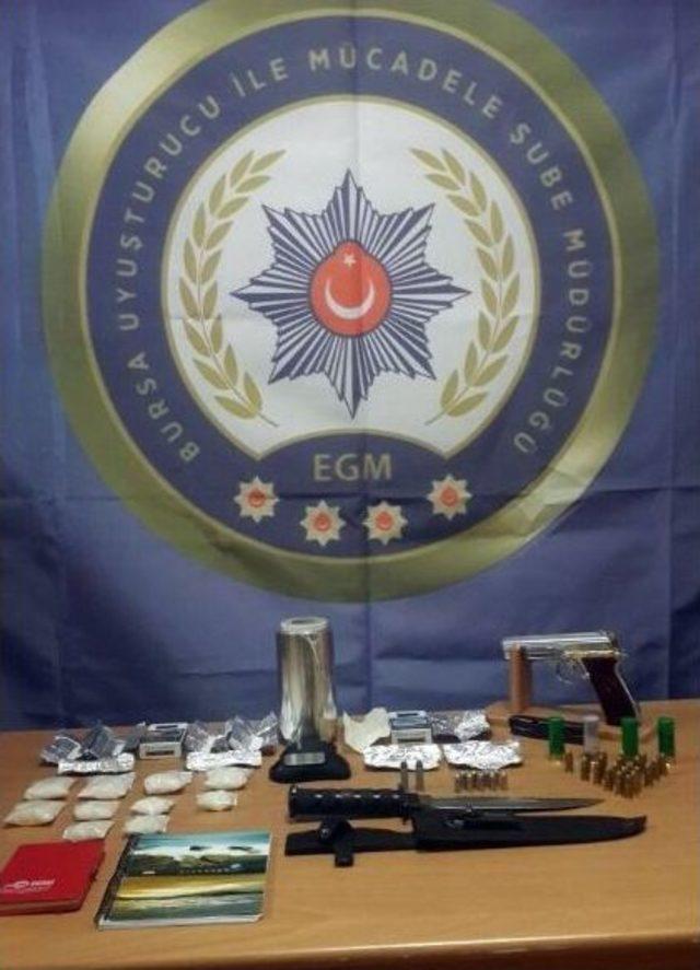 Polisin Baskın Yaptığı Eve Uyuşturucu Getirince G&ouml;zaltına Alındı 2