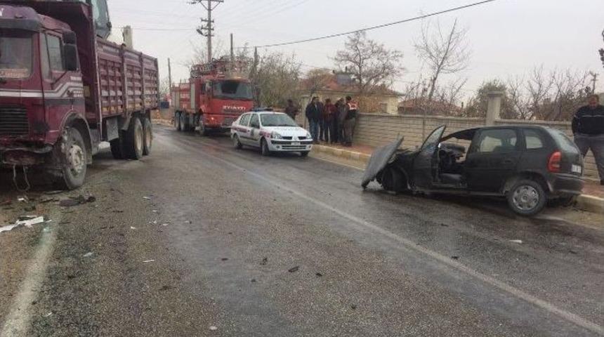 Aksaray&rsquo;da Kamyon İle Otomobil &Ccedil;arpıştı: 1 &Ouml;l&uuml;, 1 Yaralı