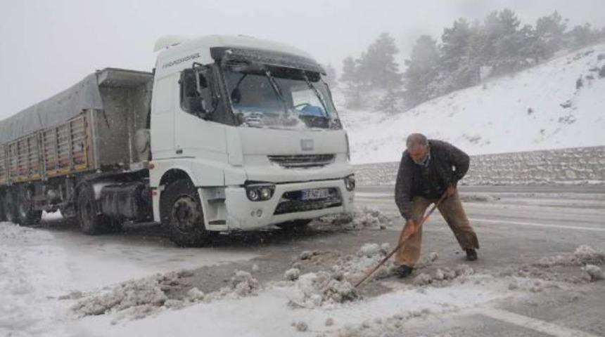 Sivas'ta Kar Esareti, Onlarca Ara&ccedil; Yolda Kaldı