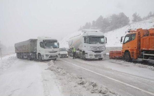 Sivas'ta Kar Esareti, Onlarca Araç Yolda Kaldı