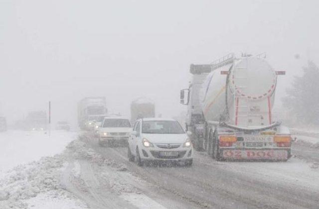 Sivas'ta Kar Esareti, Onlarca Araç Yolda Kaldı