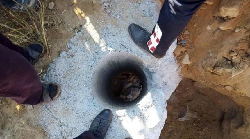 Direk &Ccedil;ukuruna Sıkışan &Ccedil;ocuk Uzun Uğraşlar Sonucu Kurtarıldı