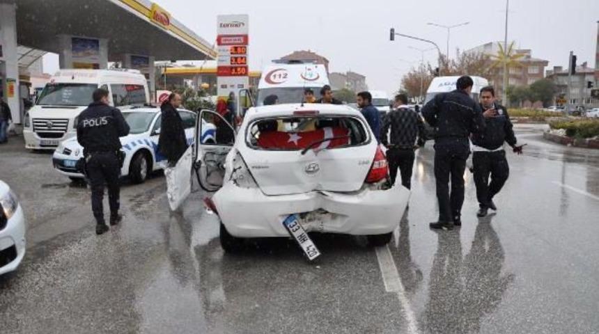Otob&uuml;s&uuml;n &Ccedil;arptığı Otomobilden Fırlayan Kadın S&uuml;r&uuml;c&uuml; &Ouml;ld&uuml;