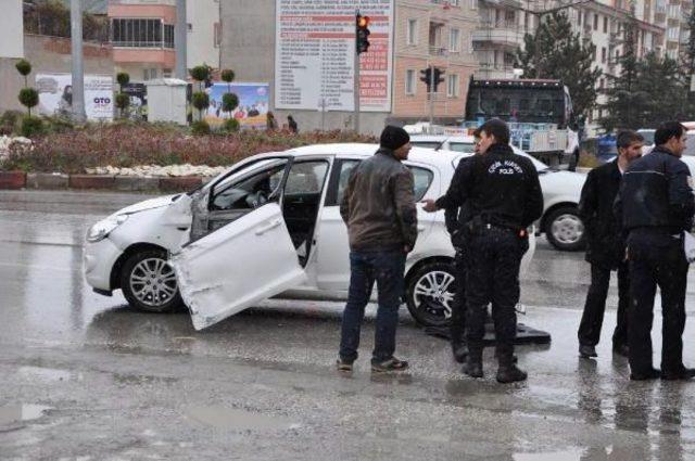 Otob&uuml;s&uuml;n &Ccedil;arptığı Otomobilden Fırlayan Kadın S&uuml;r&uuml;c&uuml; &Ouml;ld&uuml; 1