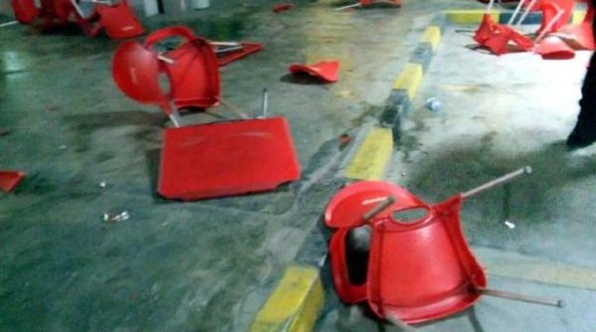 &Ccedil;ocuk Kavgasına Aileler Karıştı: 8 Yaralı