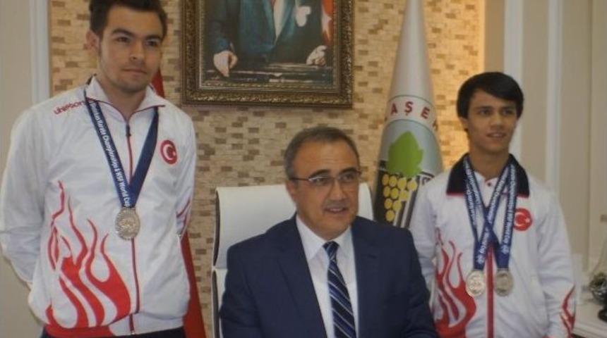 Başkan Kara&ccedil;oban&rsquo;dan D&uuml;nya Şampiyonlarına Altın