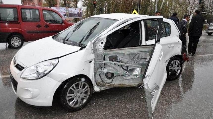 Yolcu Otob&uuml;s&uuml; Otomobile &Ccedil;arptı: 1 &Ouml;l&uuml;