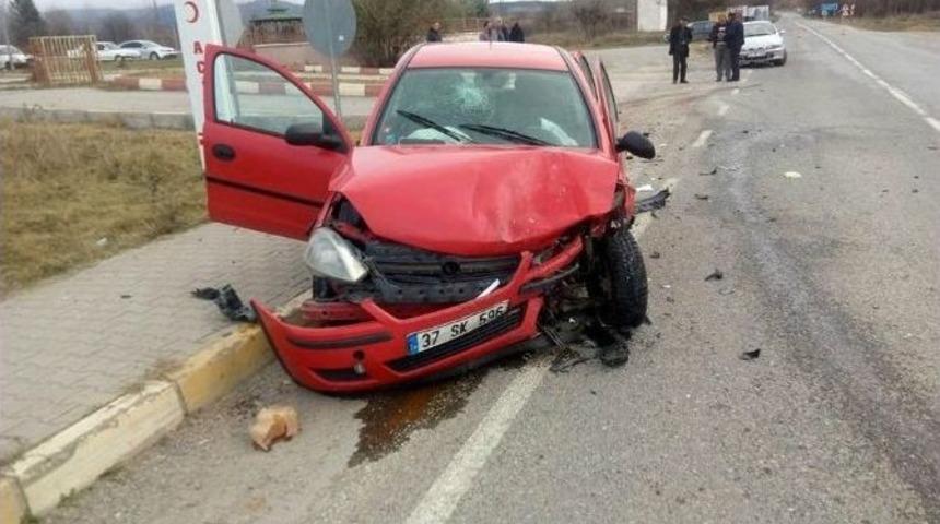 Kastamonu&rsquo;da Otomobiller &Ccedil;arpıştı: 5 Yaralı