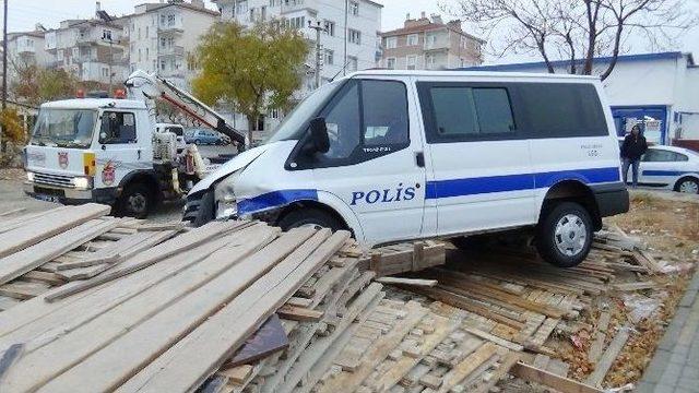 Polis Minibüsü İle Otomobil Çarpıştı: 1’i Polis 2 Yaralı