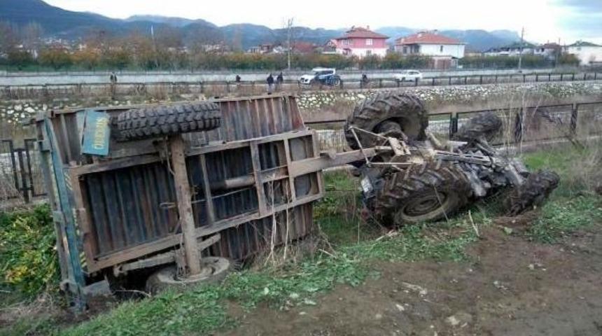 Tarladan D&ouml;nen Kadınların Bulunduğu Trakt&ouml;r Devrildi: 4 Yaralı