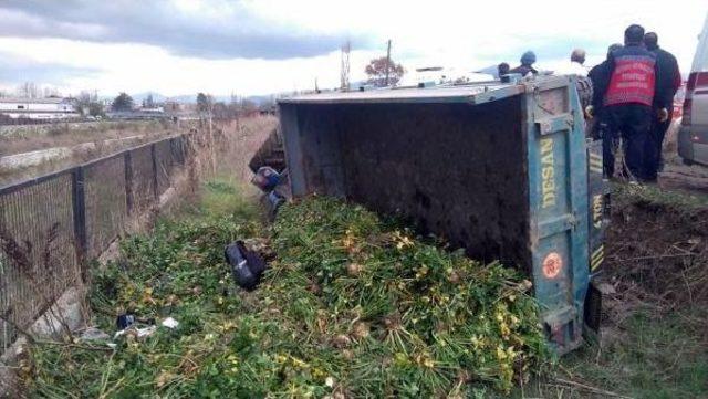 Tarladan D&ouml;nen Kadınların Bulunduğu Trakt&ouml;r Devrildi: 4 Yaralı 1