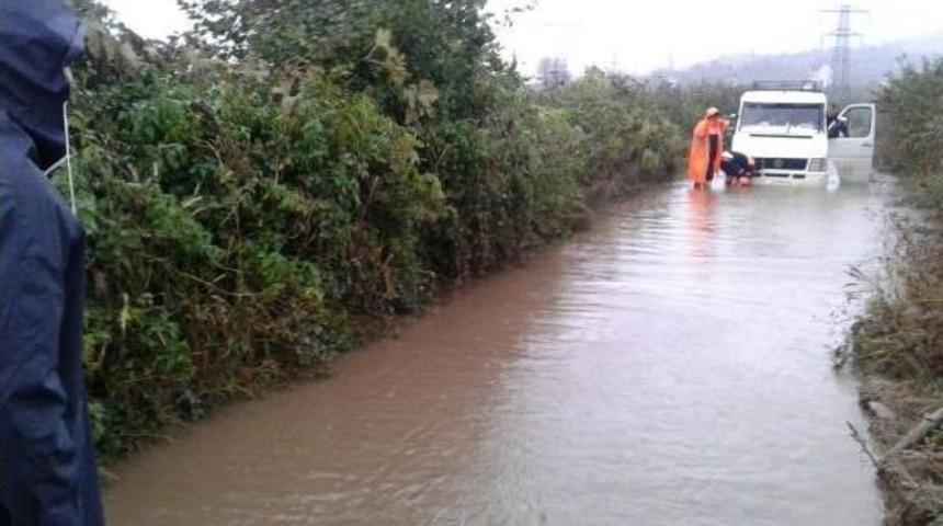 Dere Taşınca Yolcu Minib&uuml;s&uuml;nde Mahsur Kalan 10 Kişiyi Afad Kurtardı