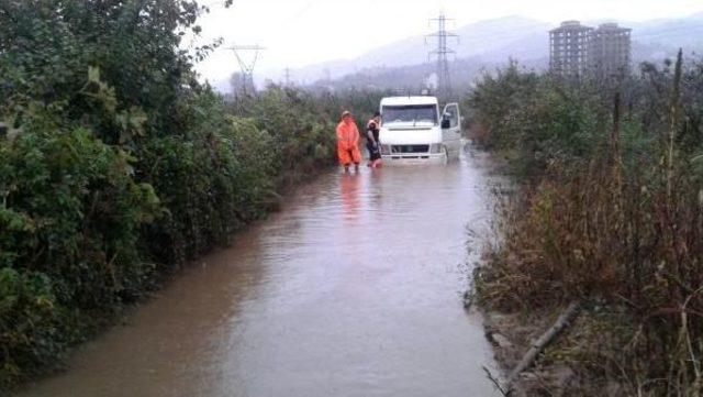 Dere Taşınca Yolcu Minib&uuml;s&uuml;nde Mahsur Kalan 10 Kişiyi Afad Kurtardı 1