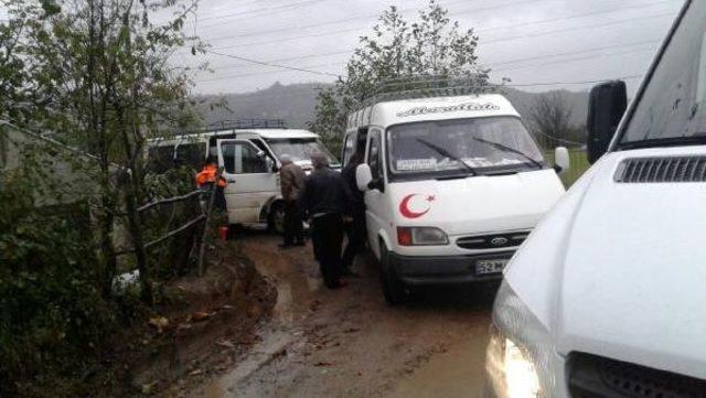 Dere Taşınca Yolcu Minib&uuml;s&uuml;nde Mahsur Kalan 10 Kişiyi Afad Kurtardı 2