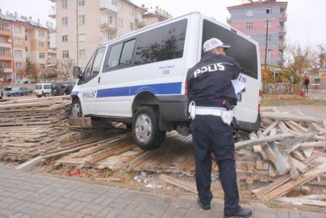 Polis Minibüsü Ile Otomobil Çarpıştı: 1'i Polis 2 Kişi Yaralandı