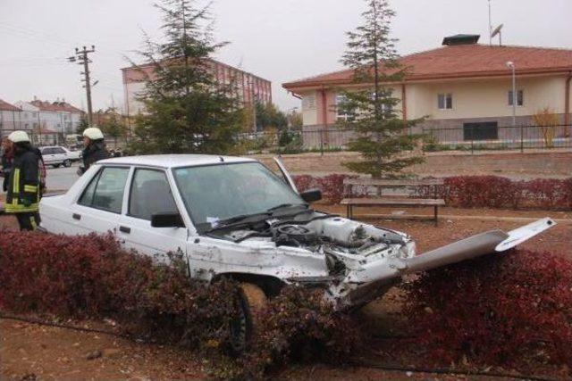 Polis Minibüsü Ile Otomobil Çarpıştı: 1'i Polis 2 Kişi Yaralandı