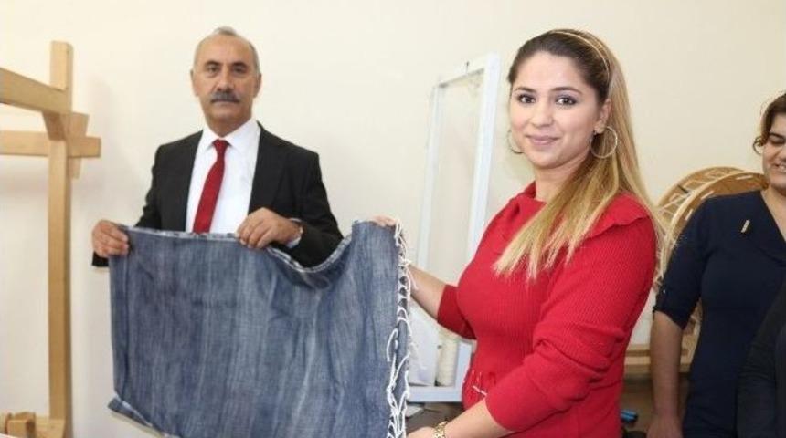 Kursiyerlerden Başkan Culha&rsquo;ya İpek Şal