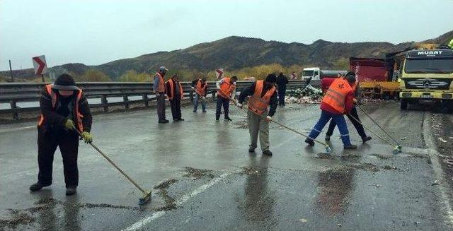 Alkol Yüklü Tır Devrildi: 1 Yaralı