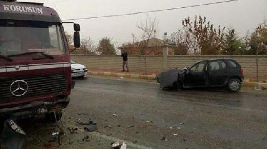 Kamyon Ile Otomobil &Ccedil;arpıştı: 1 &Ouml;l&uuml;, 1 Yaralı