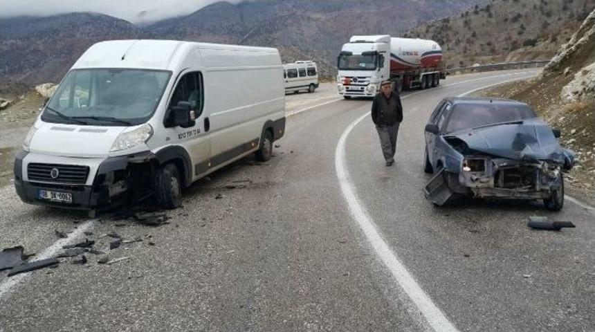 Otomobil İle Minib&uuml;s &Ccedil;arpıştı: 4 Yaralı