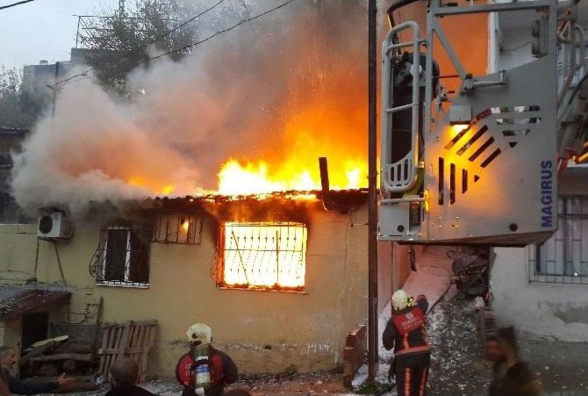Beyoğlu&rsquo;nda Ev Alev Alev Yandı, Mahalleli Sokağa D&ouml;k&uuml;ld&uuml;