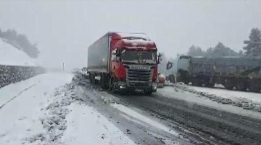 Sivas&rsquo;ta Kar Onlarca Aracı Yolda Bıraktı