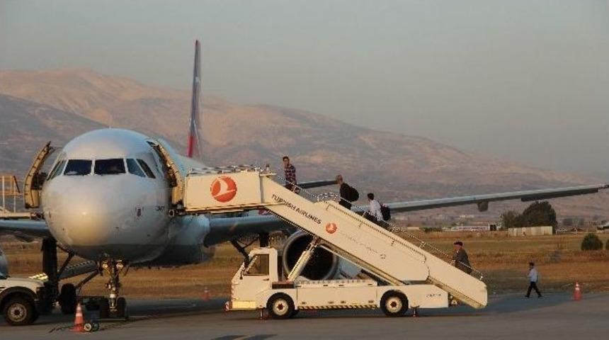 Kahramanmaraş&rsquo;ta U&ccedil;uşlara Yağmur Engeli