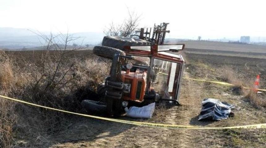 Devrilen Trakt&ouml;r&uuml;n Yanında &Ouml;l&uuml; Bulundu