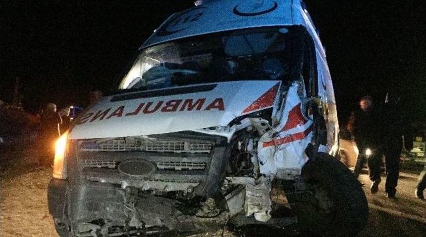 Ambulans İle Otomobil &Ccedil;arpıştı: 2 &Ouml;l&uuml;, 7 Yaralı