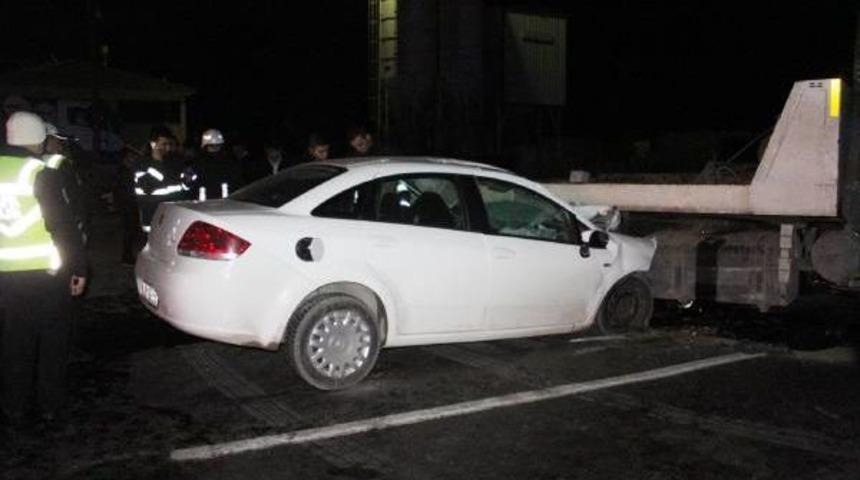 &Ccedil;ekiciye &Ccedil;arpan Otomobilin S&uuml;r&uuml;c&uuml;s&uuml; &Ouml;ld&uuml;