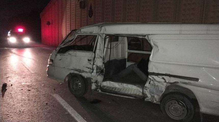 K&uuml;&ccedil;&uuml;k&ccedil;ekmece&rsquo;de Trafik Kazası: 1 &Ouml;l&uuml;, 3 Yaralı