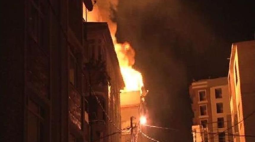 Pendik'te Bin Binanın &Ccedil;atı Katı Alev Alev Yandı
