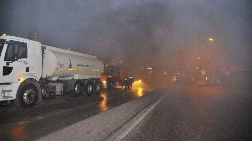 Yangına Uykuda Yakalanan Aile K&uuml;&ccedil;&uuml;k &Ccedil;ocuklarını Son Anda Kurtardı