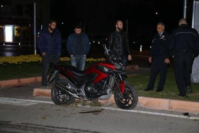 Motosikleti Devrilen Polis, Ağır Yaralandı