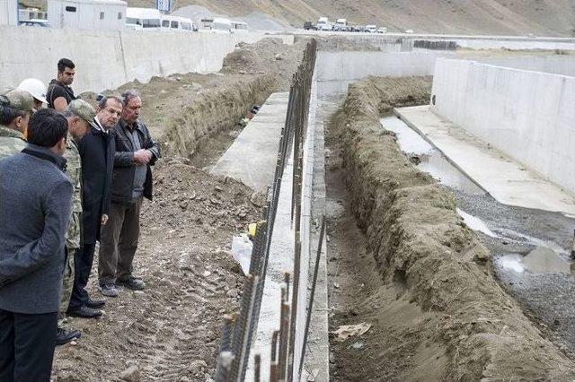 Vali Taşyapan Sınır Kapısında İncelemelerde Bulundu