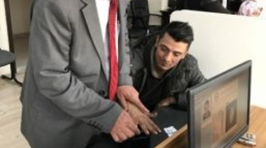 Paland&ouml;ken İl&ccedil;e N&uuml;fus M&uuml;d&uuml;rl&uuml;ğ&uuml;&rsquo;nde 15 G&uuml;nde 2 Bin Vatandaş T.c Kimlik Kartı Aldı