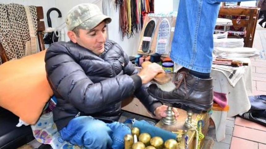 İki Elini Ayaklarının Yerine Koydu, Hayata K&uuml;smedi