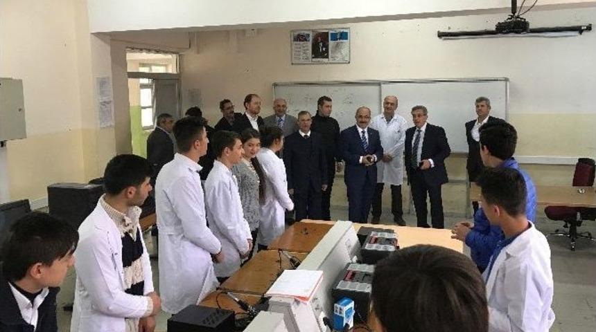 Başkan &Ccedil;etin &Ouml;ğrencilerin At&ouml;lye &Ccedil;alışmasını İnceledi