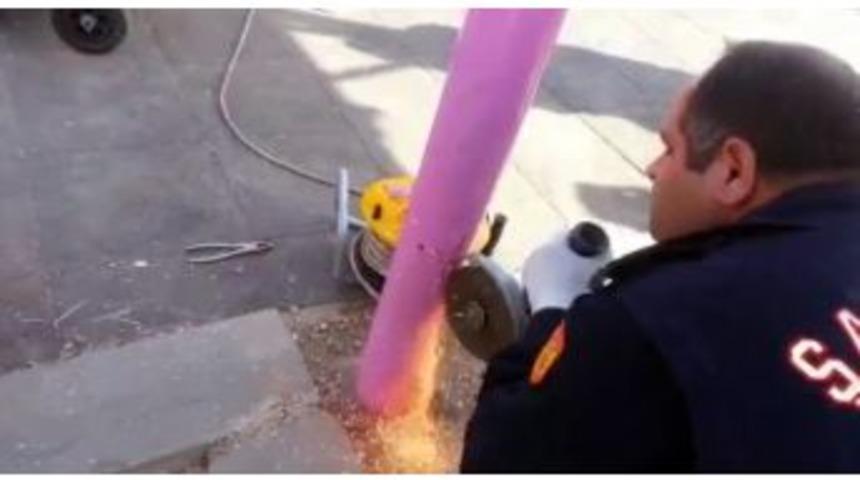 Mahsur Kalan Kuş Boru Kesilerek Kurtarıldı