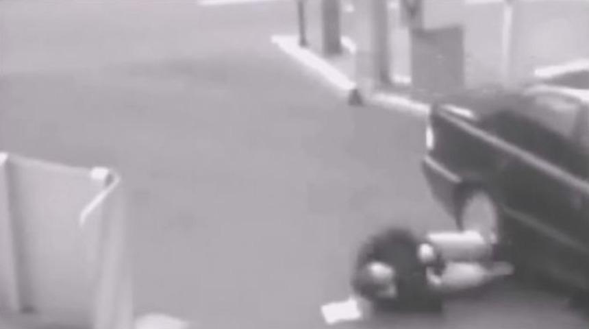 &Ouml;nce Bariyerin Sonra Otomobilin Altında Kaldı