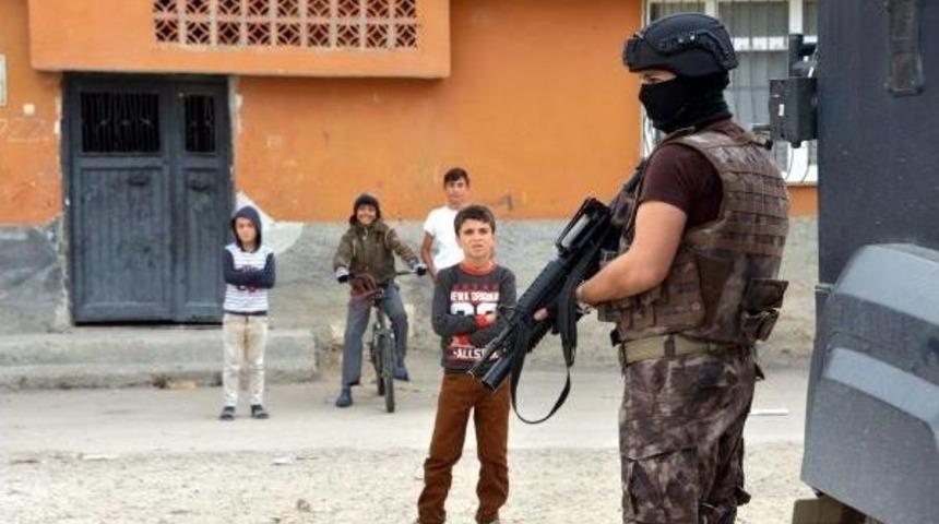 Pkk'lıların G&ouml;steri Yaptığı Mahallelere 500 Polisle Operasyon