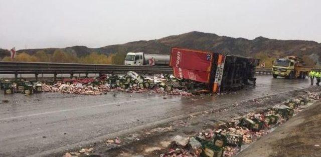 Devrilen Tır’In Dorsesindeki Binlerce Içkişişesi Yola Saçıldı