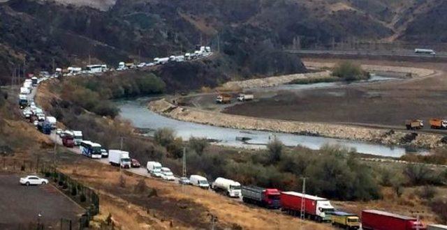 Devrilen Tır’In Dorsesindeki Binlerce Içkişişesi Yola Saçıldı