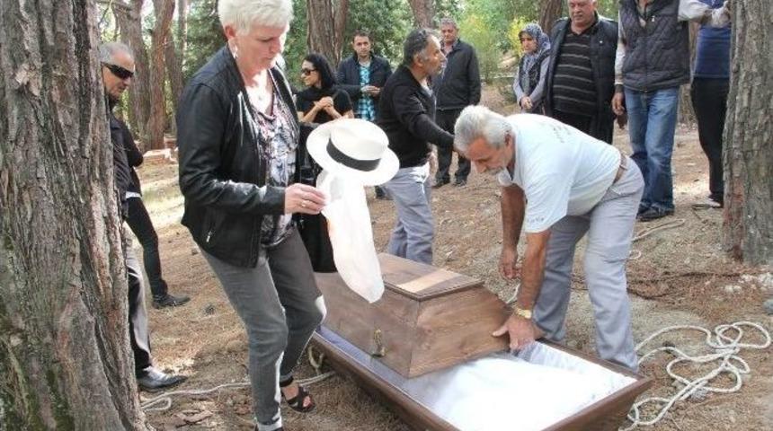 T&uuml;rkiye Aşığı Alman, Şapkasıyla Defnedildi